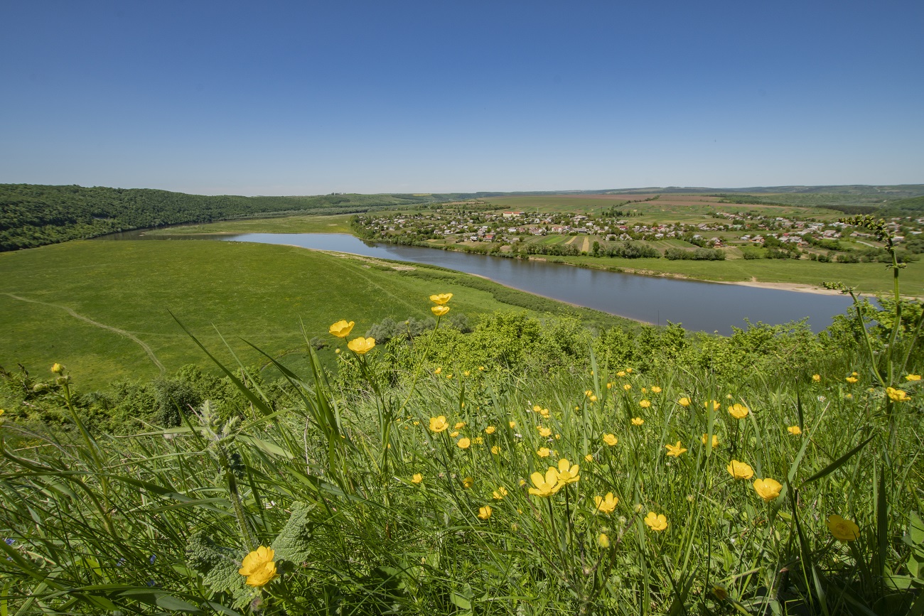 Гори, природні парки та монастирі: чим дивує туристів наймальовничіший регіон України