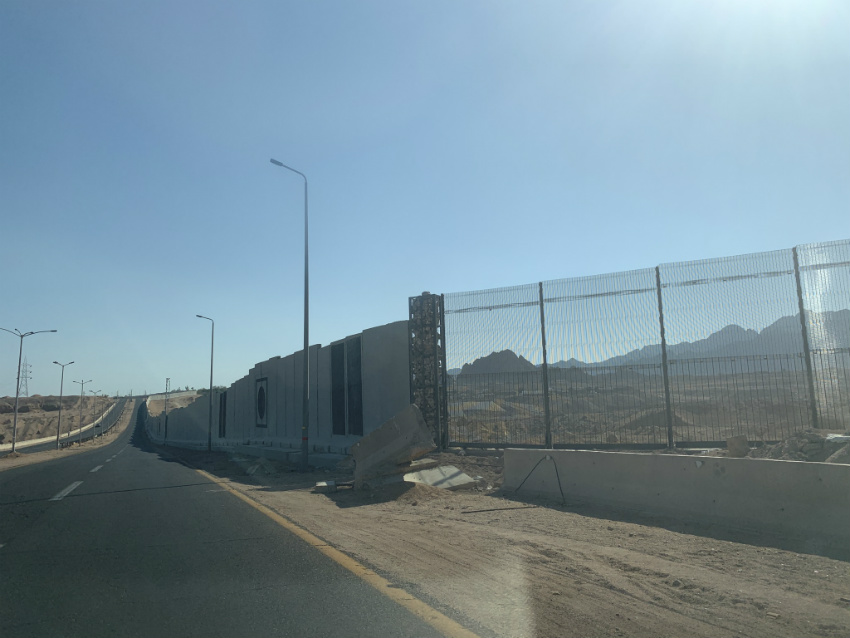 Під захистом армії: єгипетський курорт огородили бетонною стіною