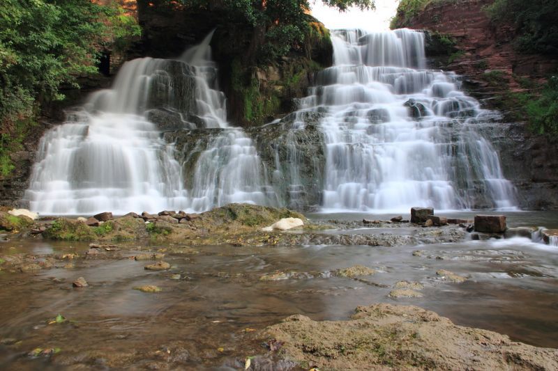 Чудо природы: живописный водопад в украинской глубинке посещают тысячи туристов