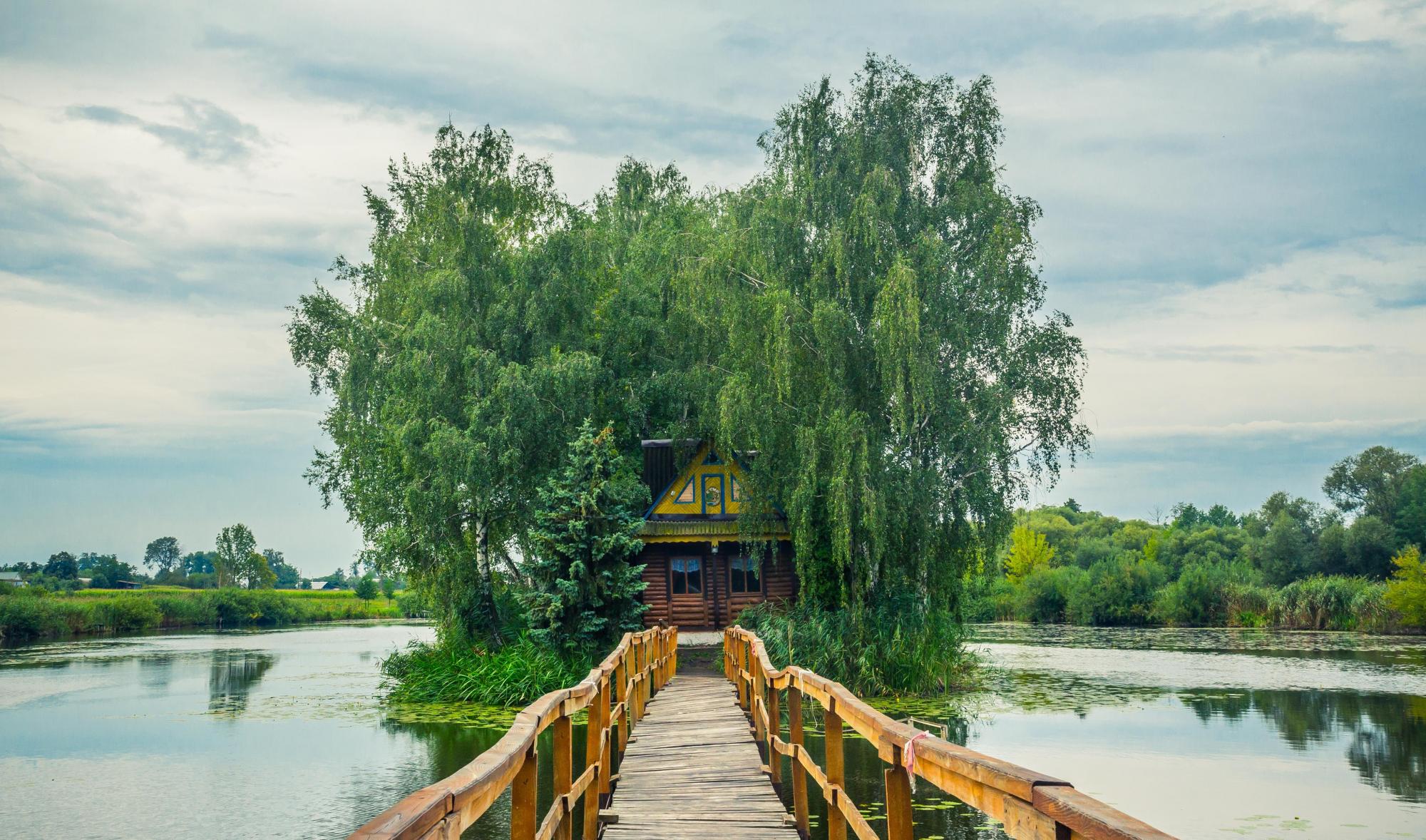Будиночок рибалки та старовинні садиби: найкращі маршрути поїздок по Україні для літнього вікенду