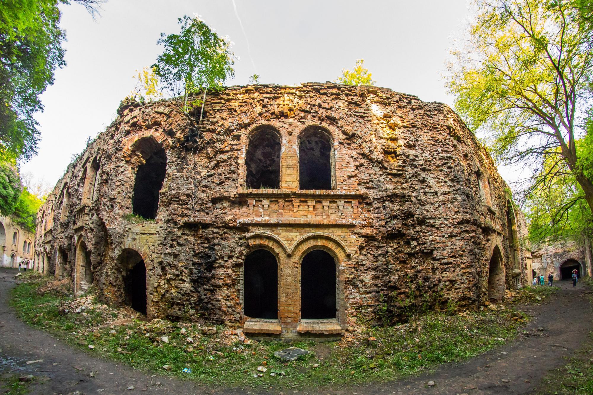 Неприступные твердыни: пять красивейших замков Украины, которые стоит увидеть осенью