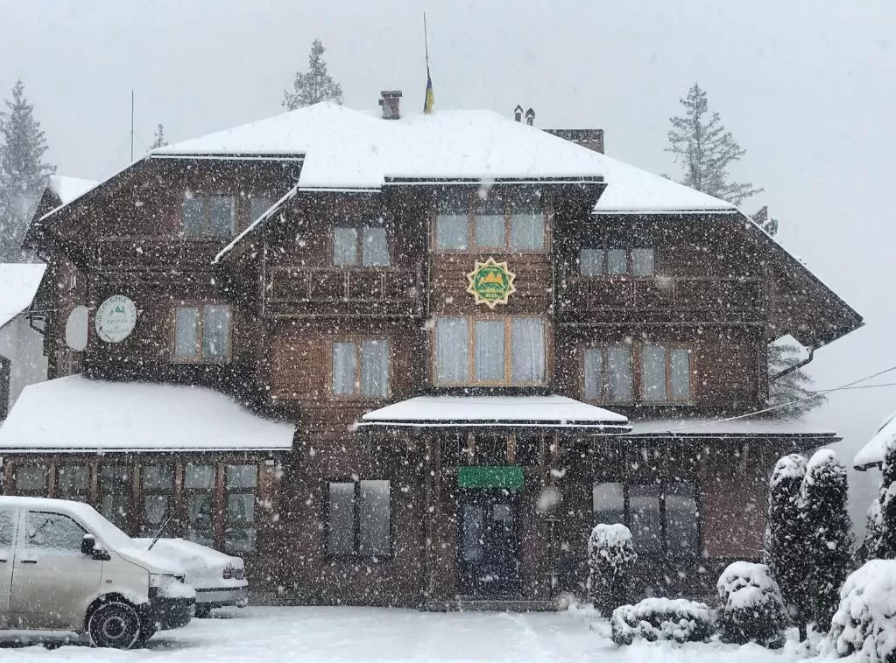 Доступні ціни на популярному курорті: де можна відпочити в Карпатах у грудні