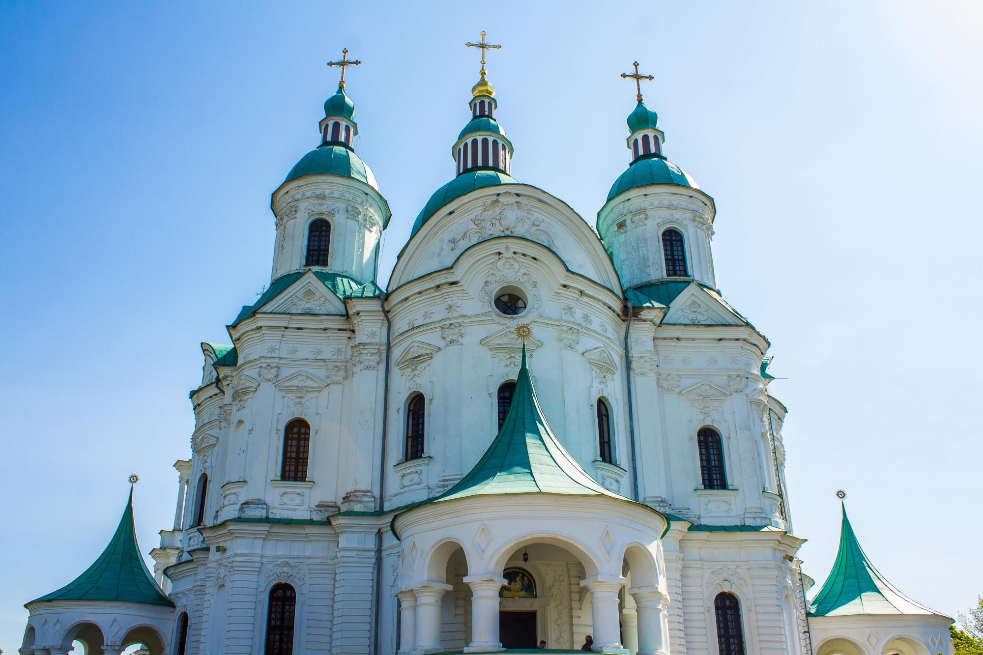 Шедевральний собор посеред глушини: унікальне місце під Києвом, яке дарма оминають туристи
