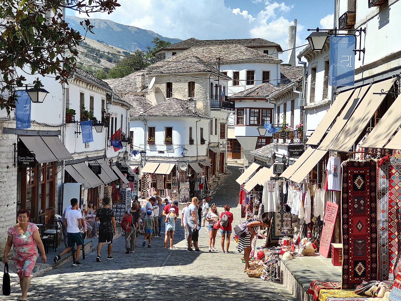 Город на двух морях, озера и крепости: самые интересные места Албании, о которых вы могли не знать