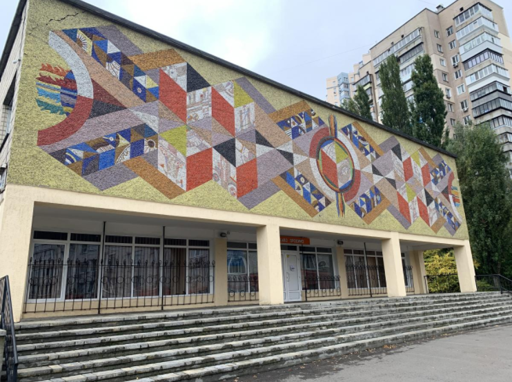 Мозаїки, "космічна" ротонда та кольорові хрущовки: маловідомі локації Києва, які варто побачити