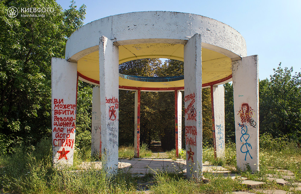 Мозаїки, "космічна" ротонда та кольорові хрущовки: маловідомі локації Києва, які варто побачити