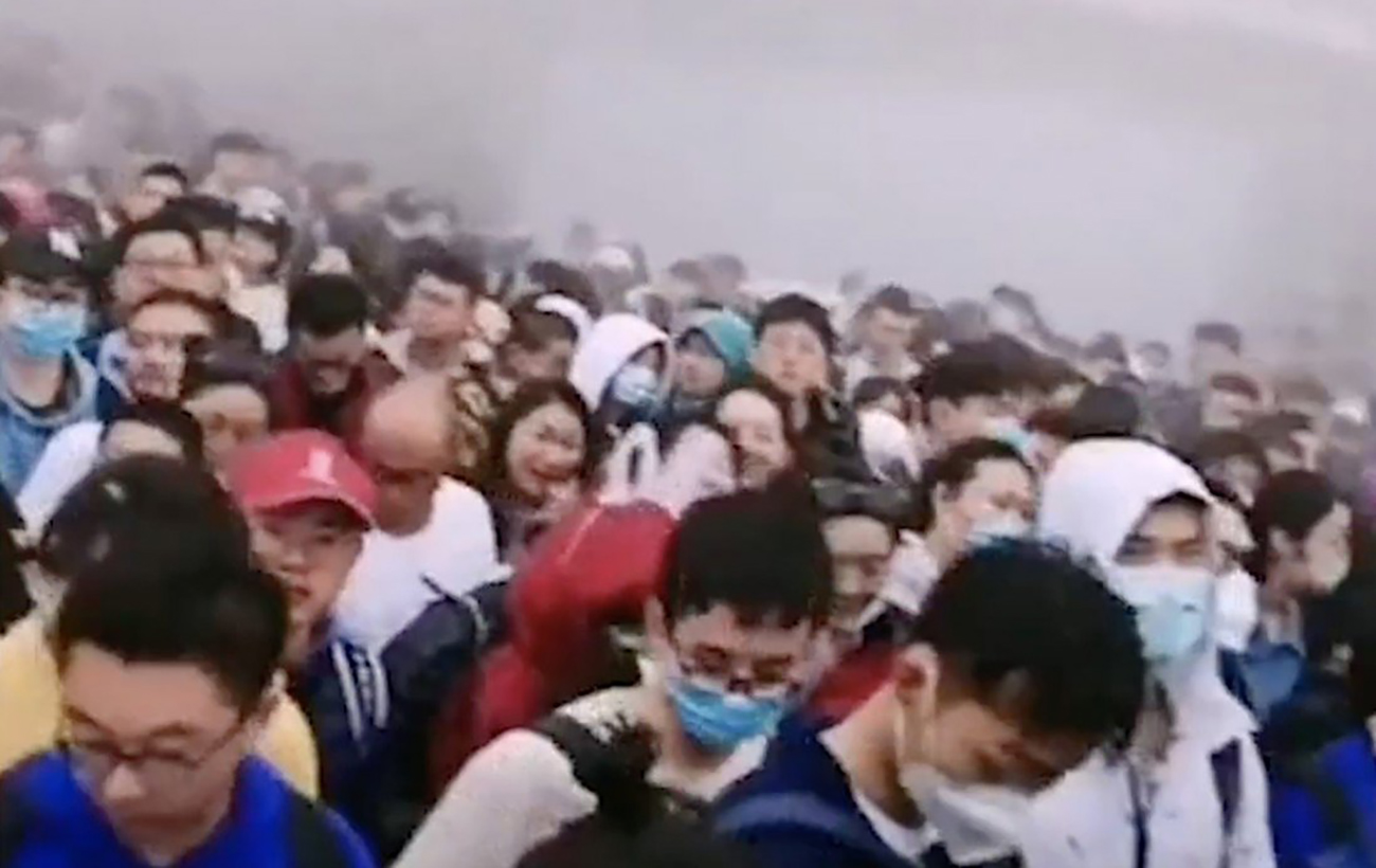 Оказались в ловушке и звали на помощь. Туристы застряли в известной локации: что произошло