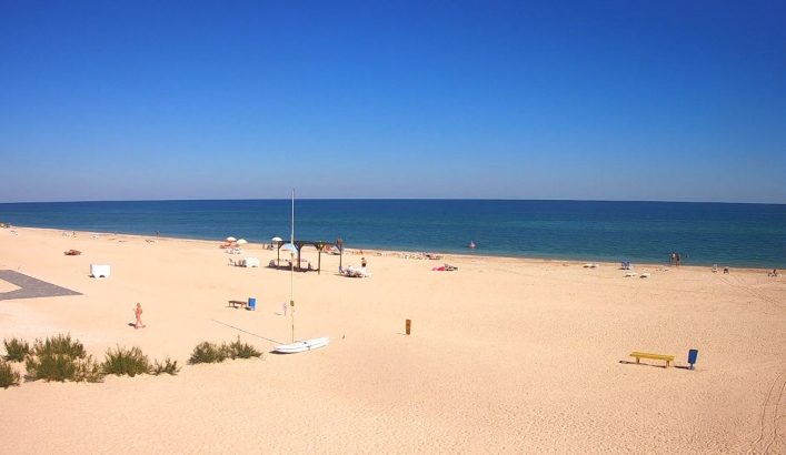 Отдых на море в сентябре: пляжи популярного украинского курорта пустеют