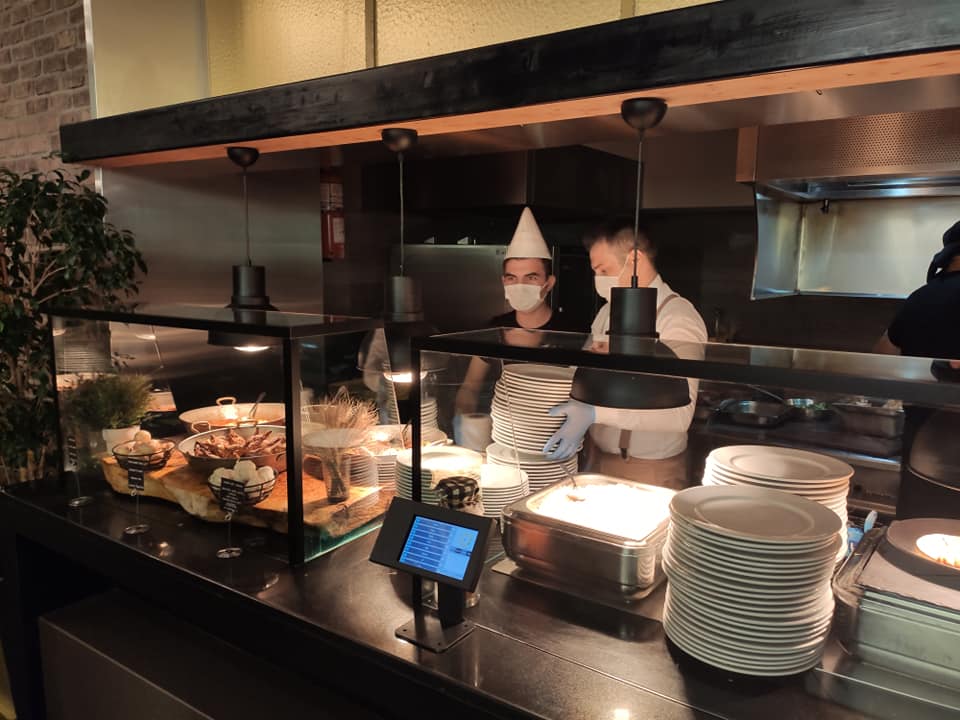 Роскоши не ждите: как выглядит &quot;шведский&quot; стол на курортах во время карантина