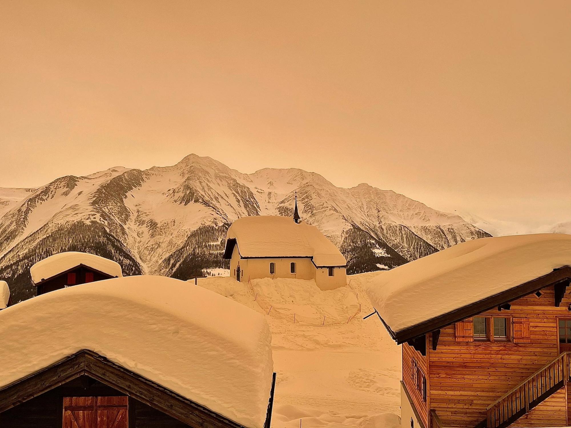 Апокаліптичний пейзаж: гірськолижні курорти накрило піском із Сахари