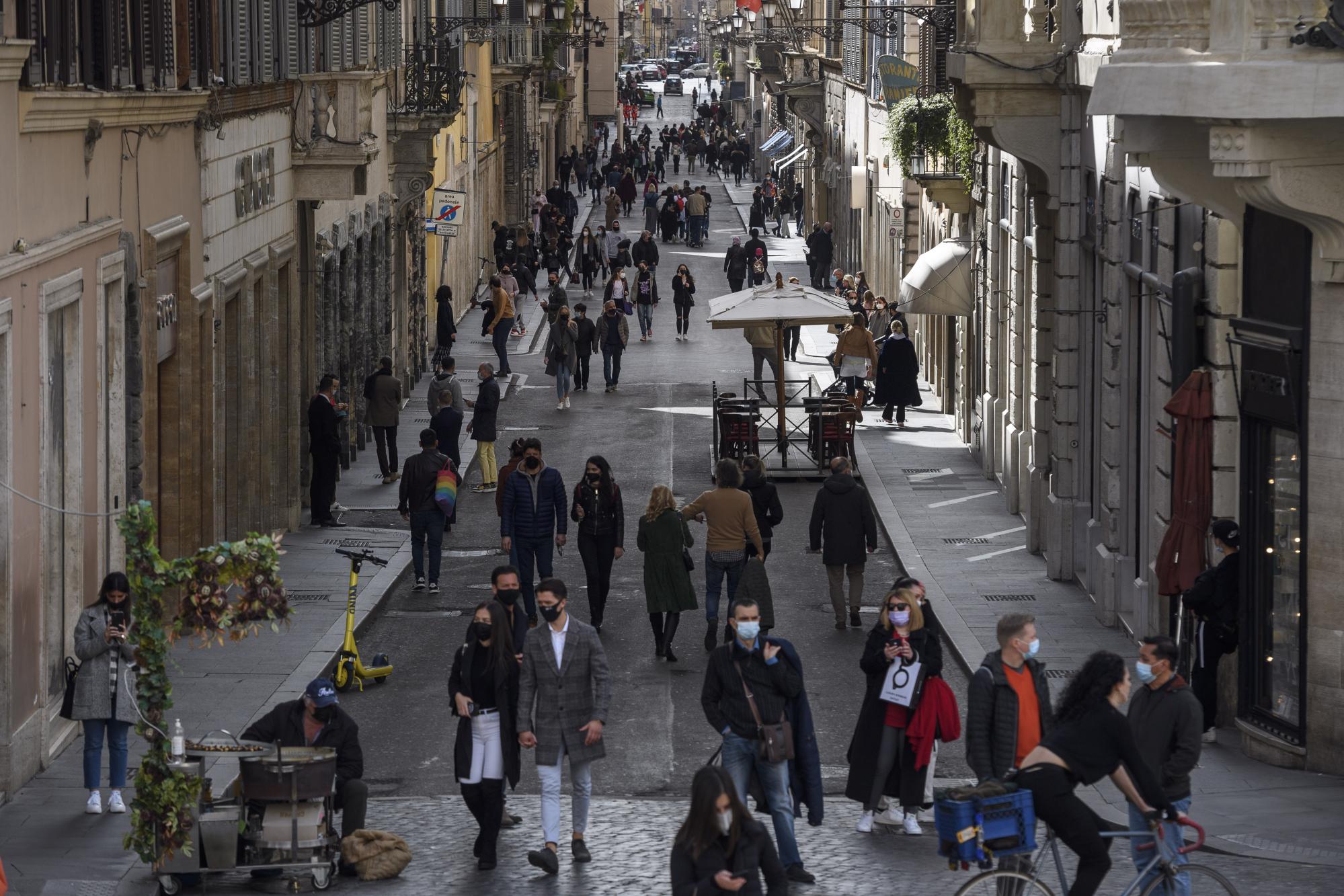 Массовые нарушения: туристы игнорируют правила карантина на курортах