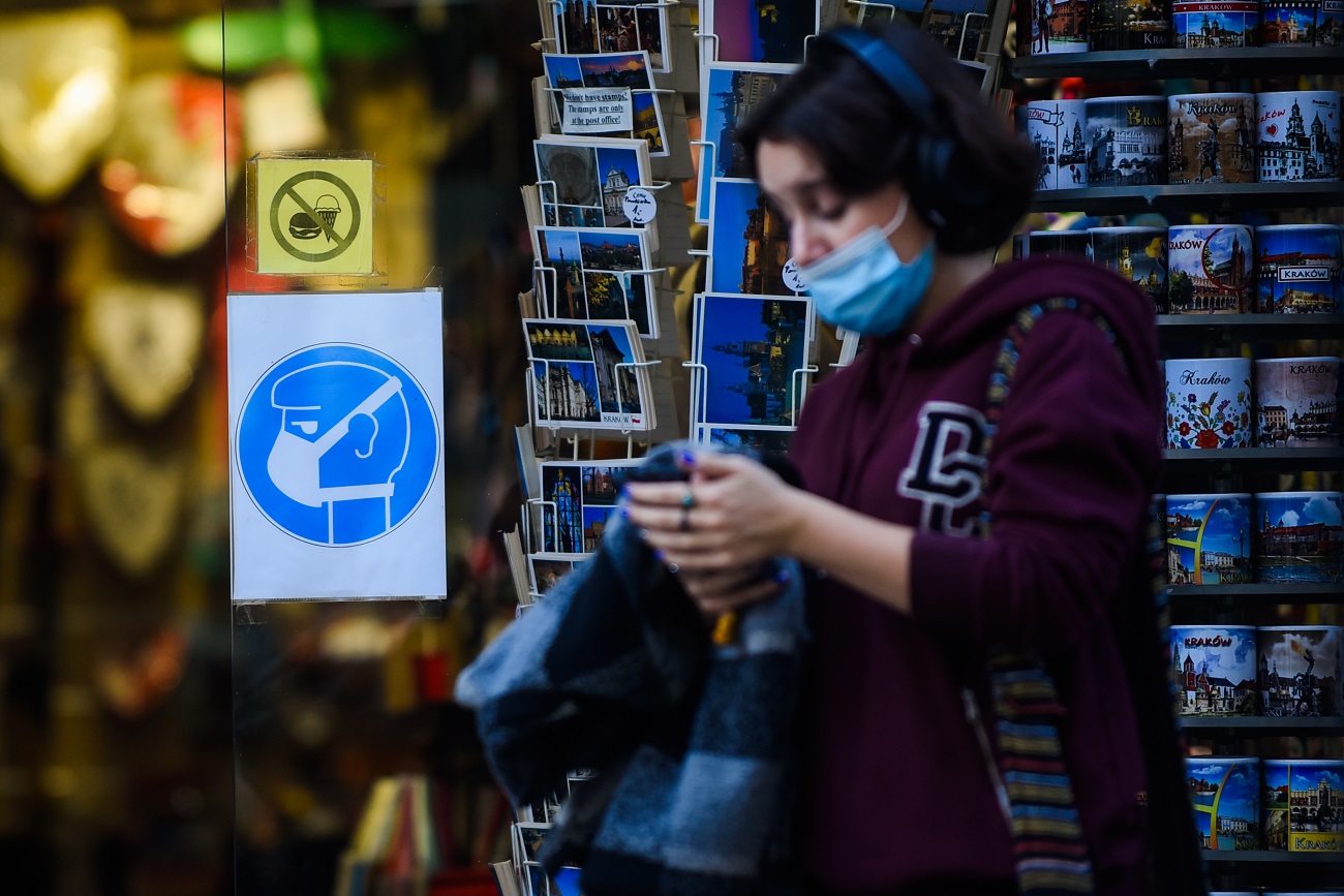 Массовые нарушения: туристы игнорируют правила карантина на курортах