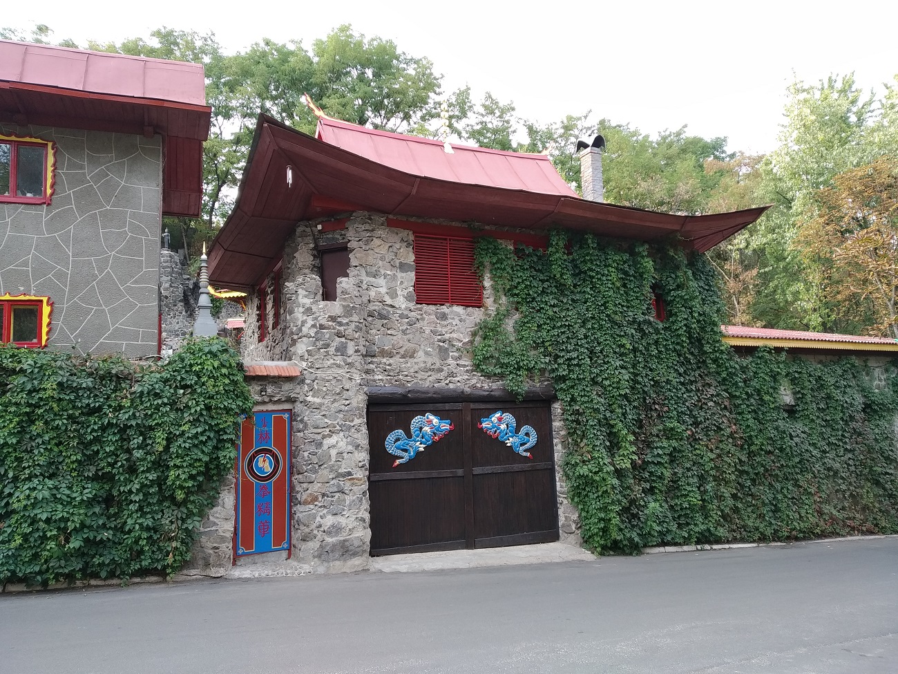 Посеред пагорбів та Дніпра: унікальний буддійський храм у самому центрі України дивує туристів