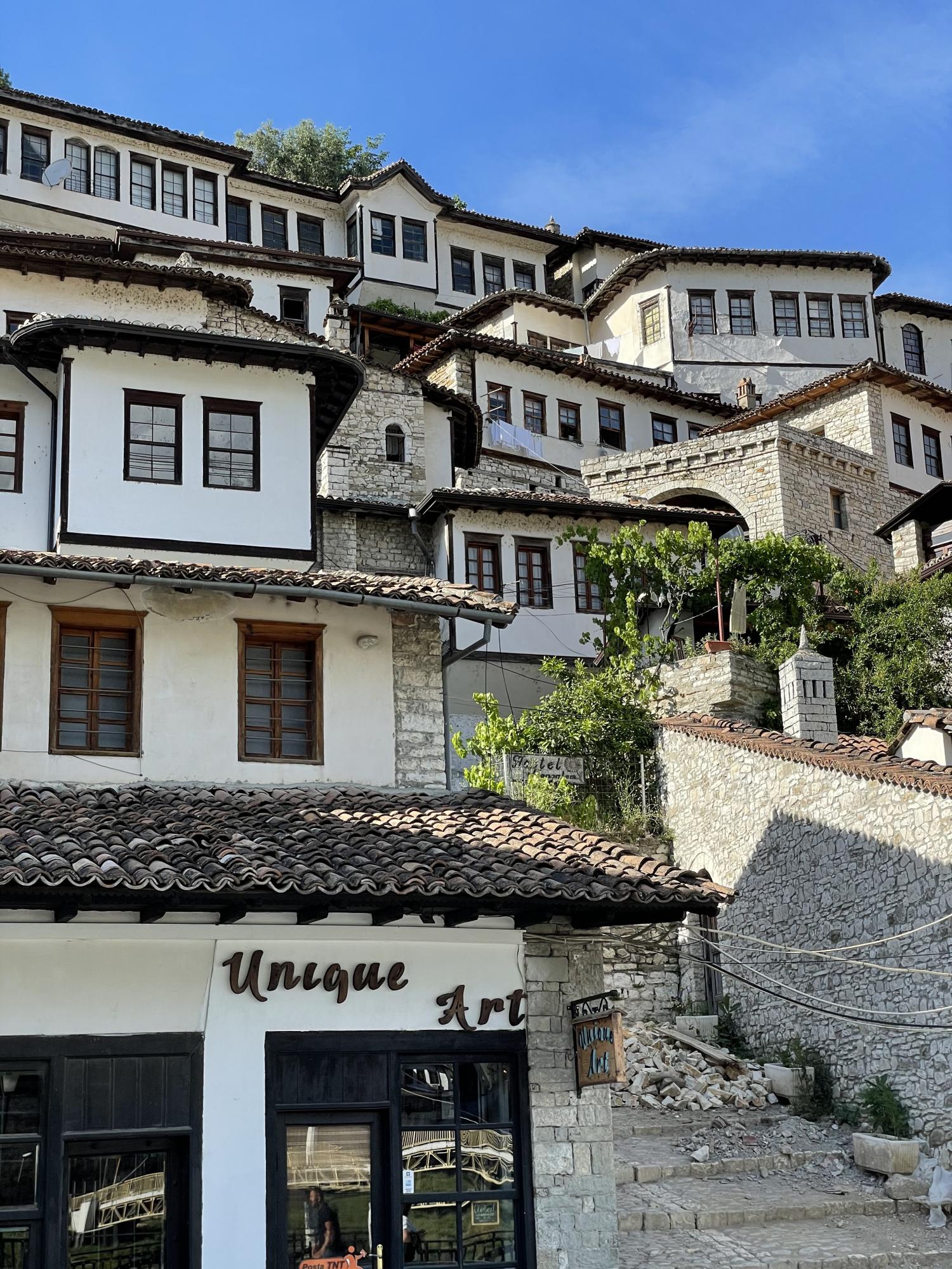 Город на двух морях, озера и крепости: самые интересные места Албании, о которых вы могли не знать