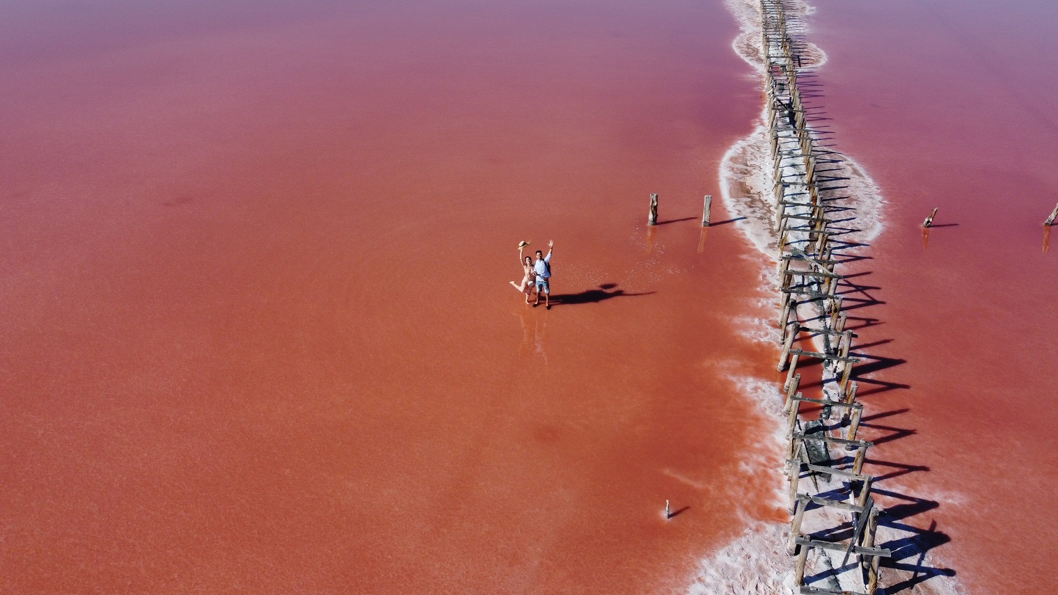 &quot;Душевых нет, дорога плохая&quot;: блогеры рассказали, как ездили к популярному Розовому озеру