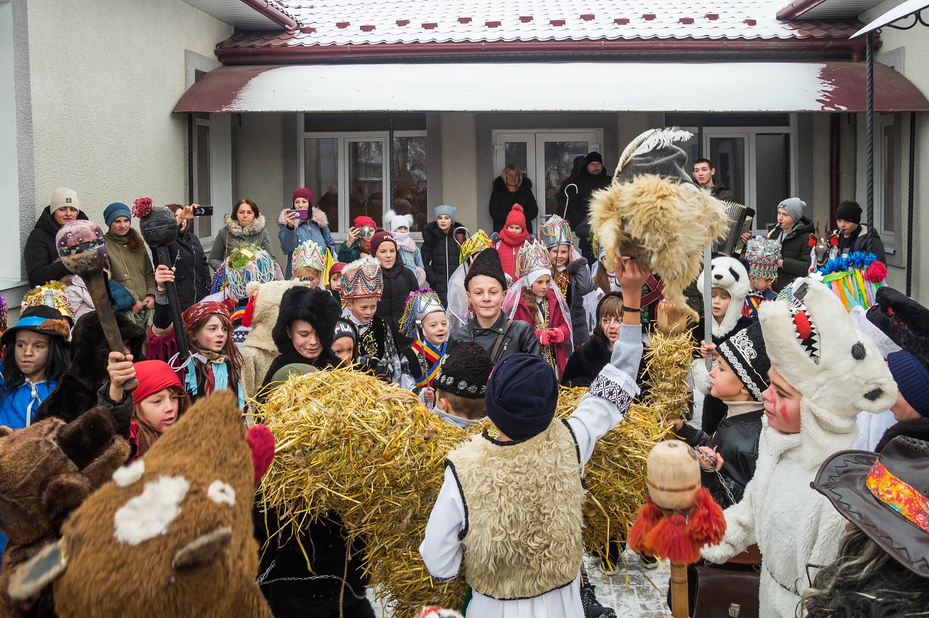 Ярче карнавала в Венеции: украинское село впечатляет необычным празднованием Маланки