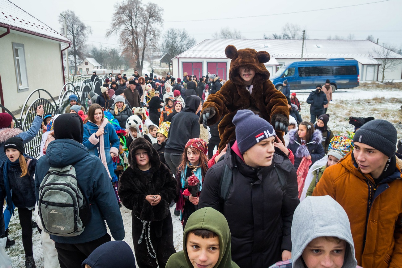 Ярче карнавала в Венеции: украинское село впечатляет необычным празднованием Маланки