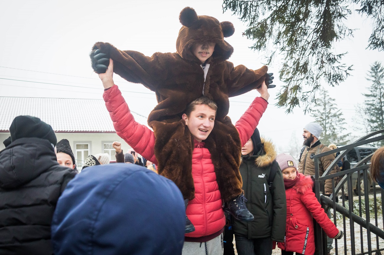 Ярче карнавала в Венеции: украинское село впечатляет необычным празднованием Маланки