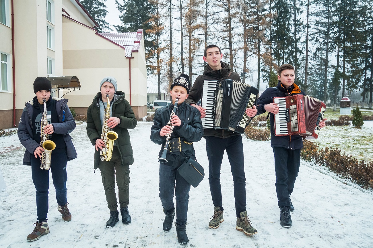 Ярче карнавала в Венеции: украинское село впечатляет необычным празднованием Маланки