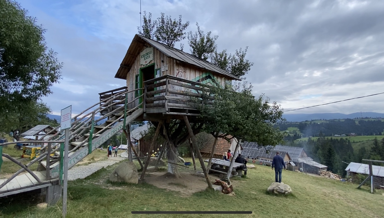 Село хоббітів і український &quot;Памір&quot;: казкові локації Карпат, які вас здивують