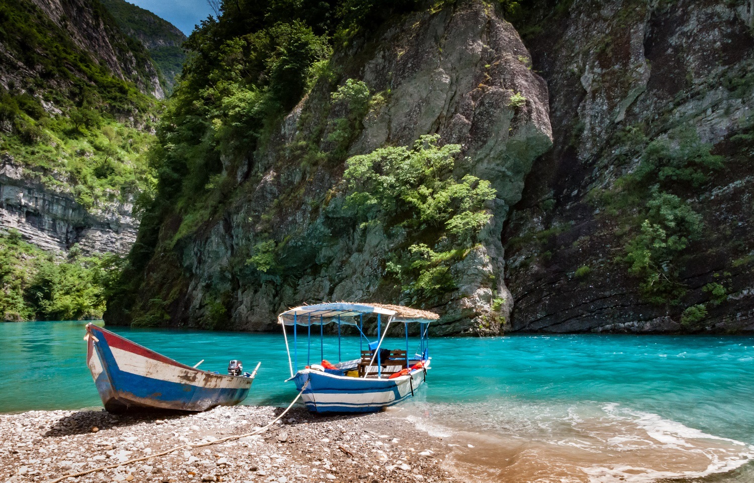 Город на двух морях, озера и крепости: самые интересные места Албании, о которых вы могли не знать