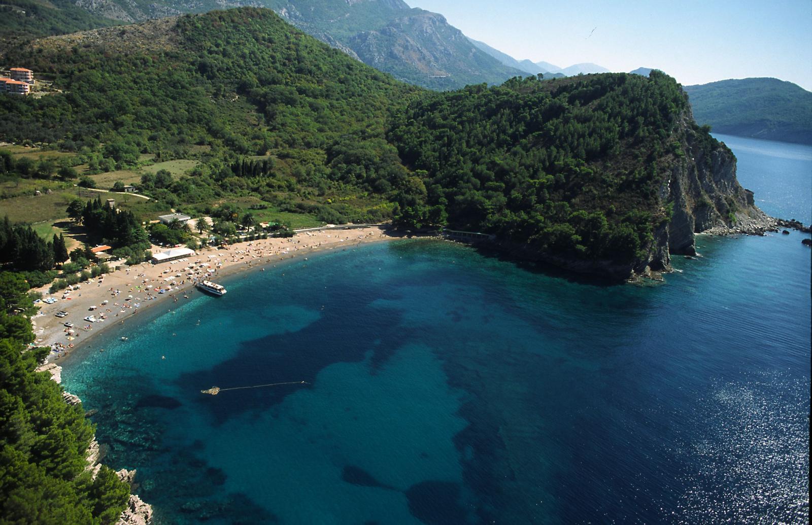 Белоснежный берег и роскошные отели: топ 10 самых красивых пляжей Черногории