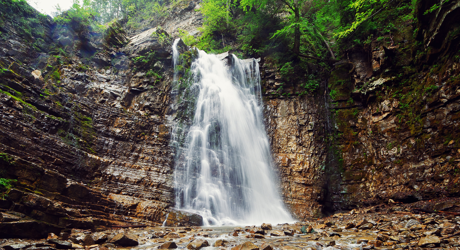 Чарівність гір та шум водоспадів: де шукати найкрасивіші маршрути в Карпатах