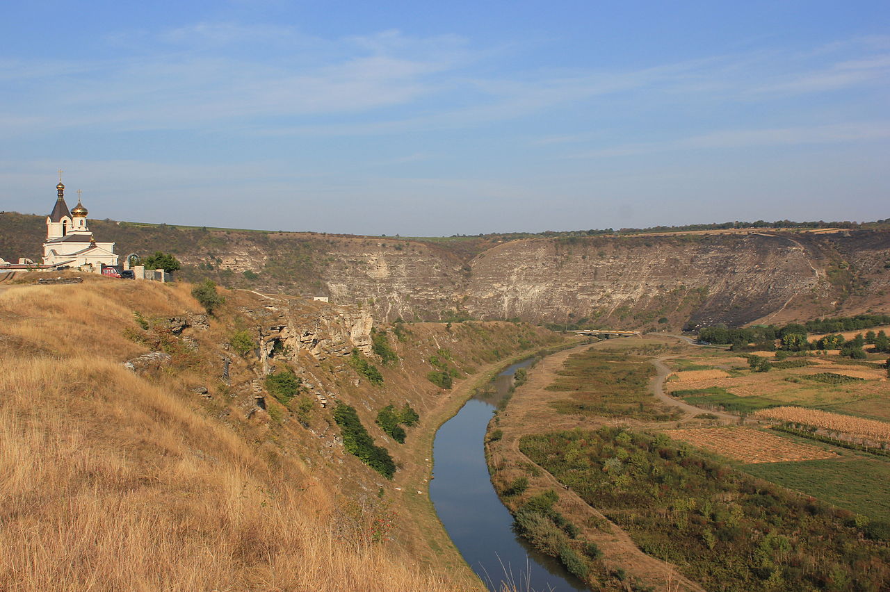 Середньовічні фортеці та дегустація вин: кращі локації для подорожі до Молдови влітку