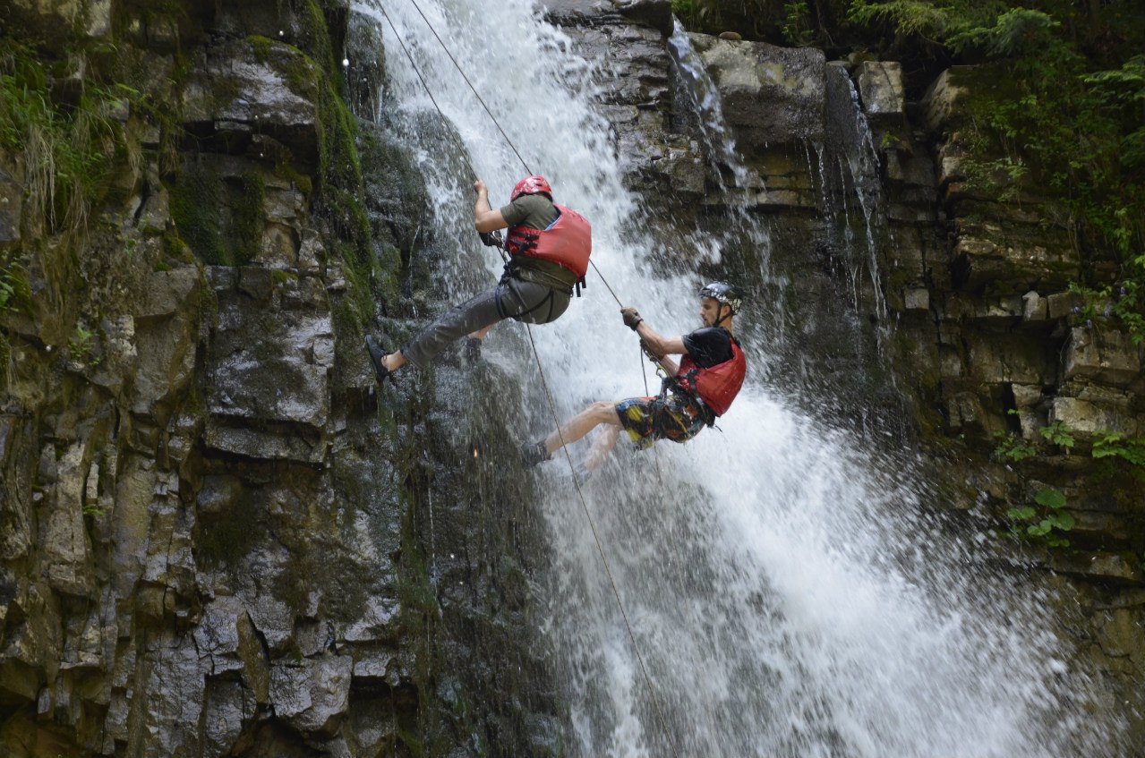 Водопадный экстрим: как новый вид активного отдыха набирает популярность в Украине