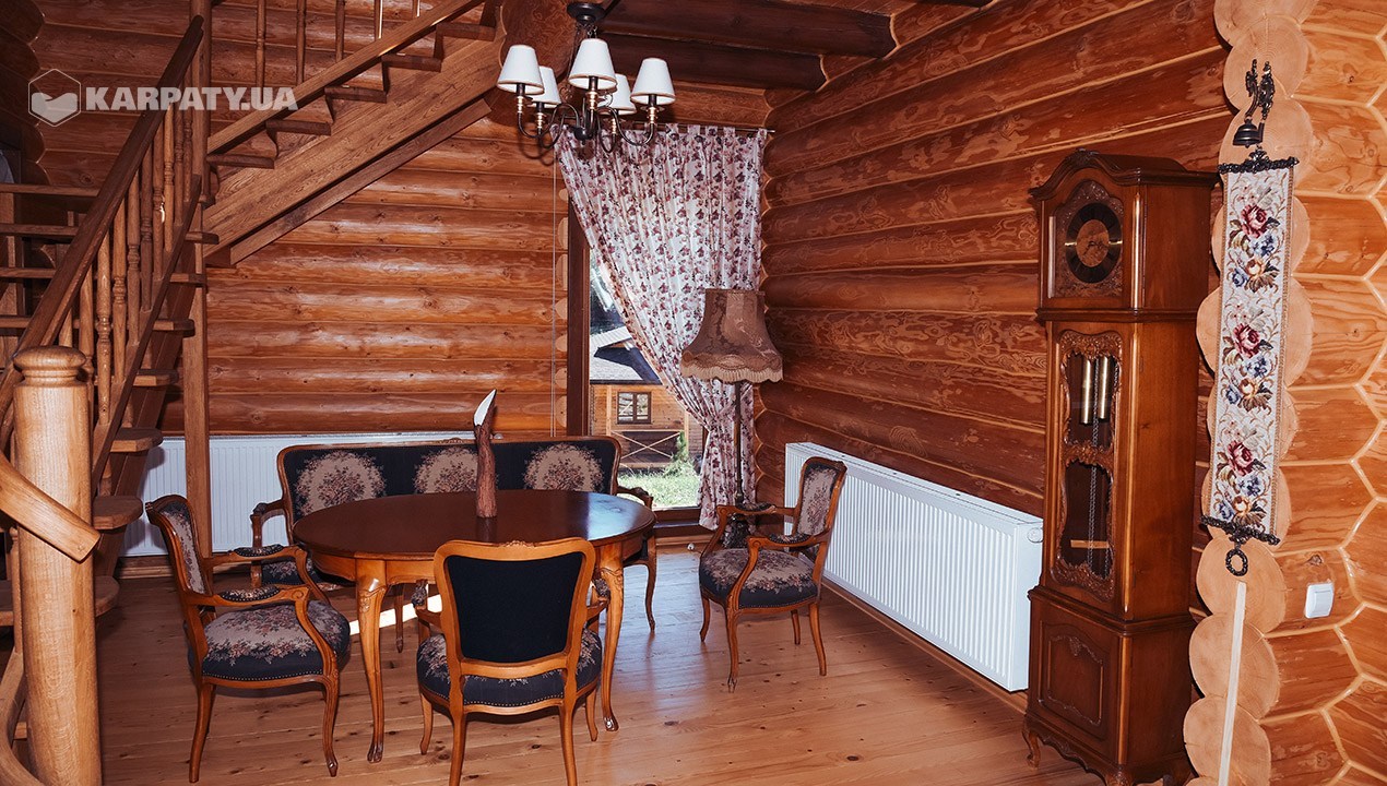 Подалі від міста та в оточенні гір: затишні котеджі в Карпатах для осіннього відпочинку