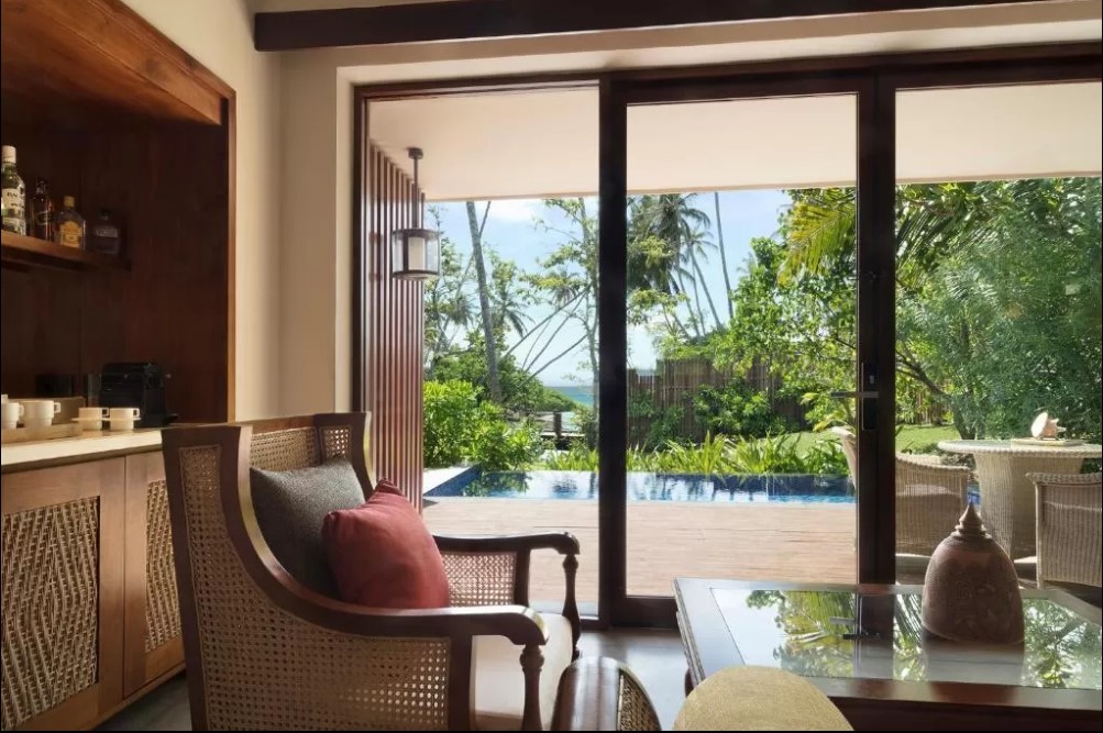 Без екскурсій та спілкування з місцевими: курортна країна встановила нетипові правила для туристів