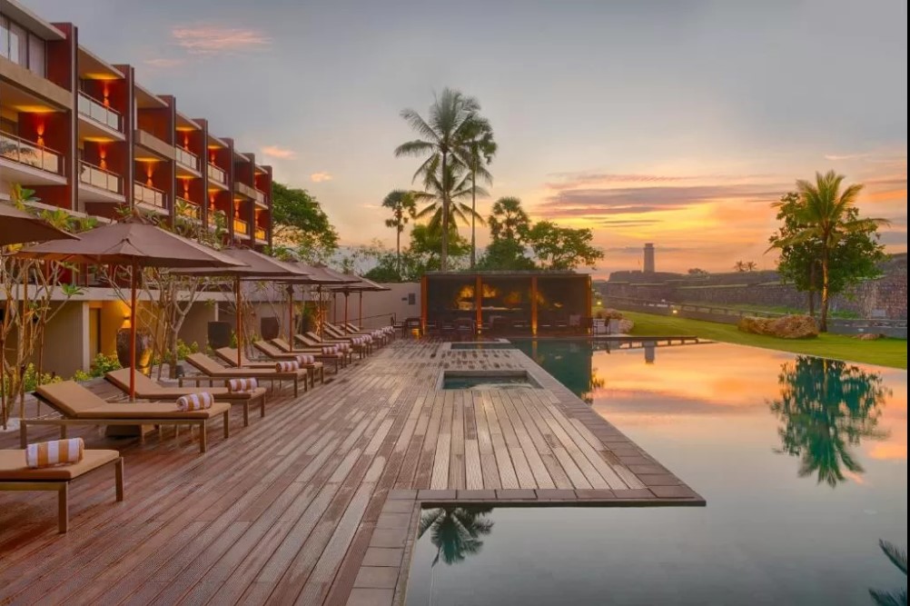 Без екскурсій та спілкування з місцевими: курортна країна встановила нетипові правила для туристів