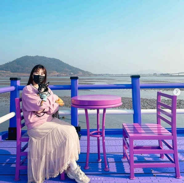 В надежде привлечь туристов: курортный остров полностью окрасили в фиолетовый цвет