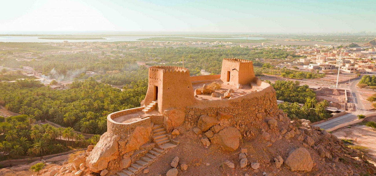 Пляжі, дюни і форти: чим дивує новий для українців курорт у Перській затоці