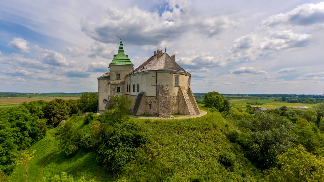 Декорации из сказки: лучшие замки Украины для первых путешествий весной