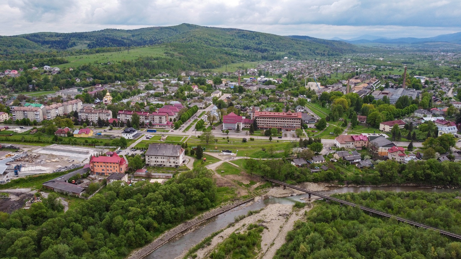 Гори, природні парки та монастирі: чим дивує туристів наймальовничіший регіон України