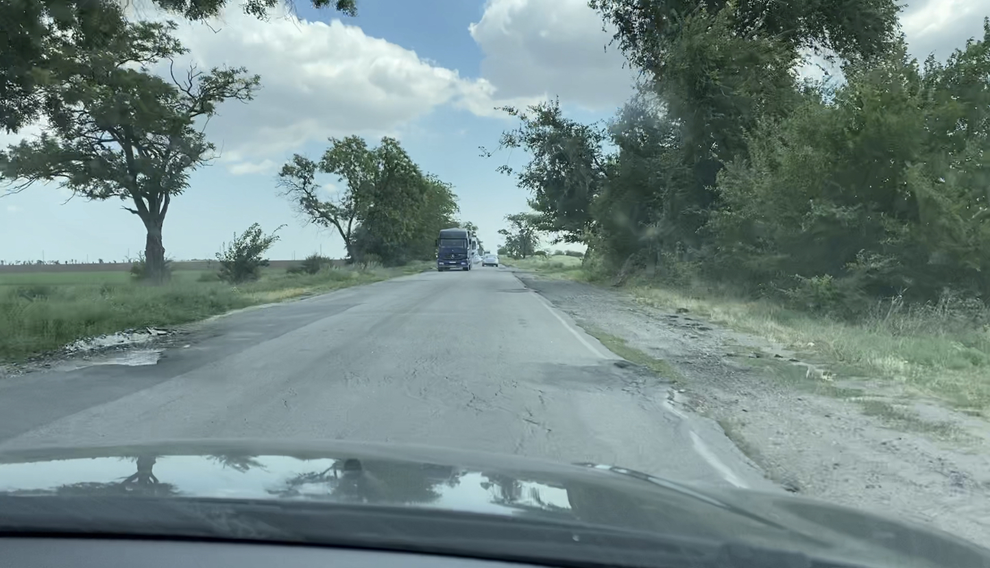 &quot;Душевых нет, дорога плохая&quot;: блогеры рассказали, как ездили к популярному Розовому озеру