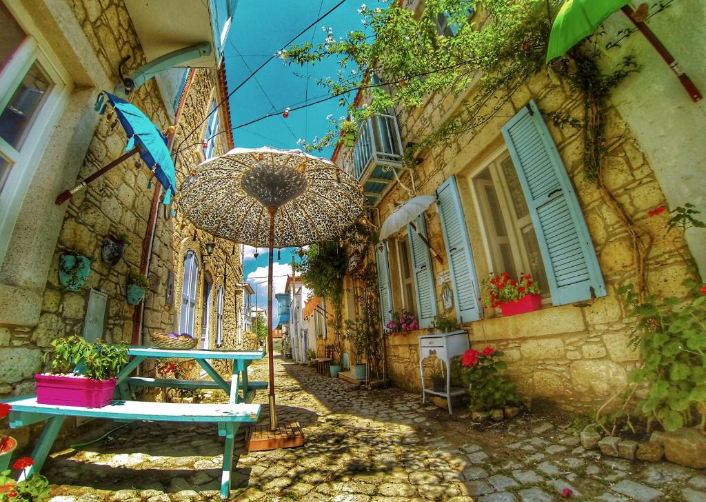 Інстаграмний рай у Туреччині: барвисте селище на Егейському морі нагадує курорти Греції