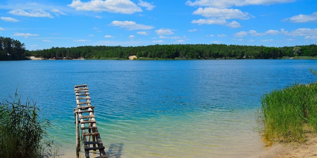 Катамарани, гойдалки і пляжі: найкрасивіші озера України для ідеального відпочинку на вікенд