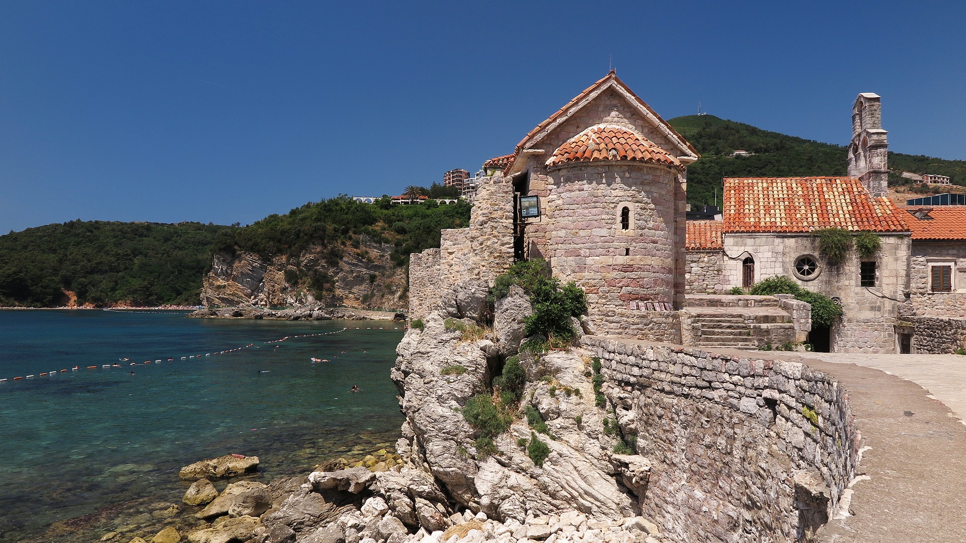 300 евро за двоих: туры в Черногорию на лето предлагают в два раза дешевле