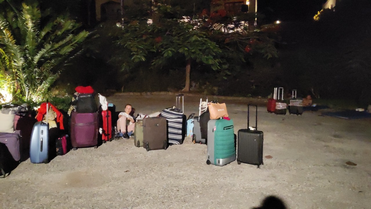 Спали на шезлонгах: дві сотні українських туристів застрягли у Танзанії