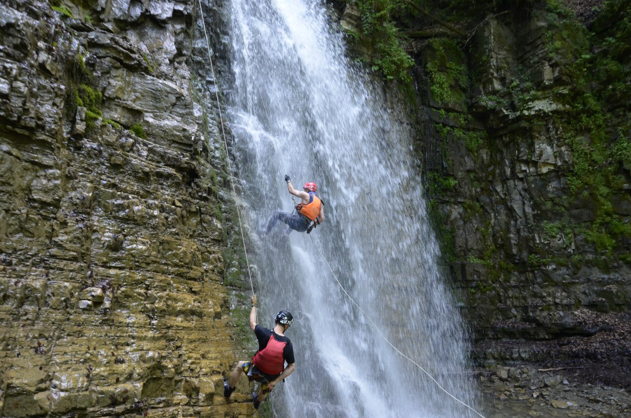 Водопадный экстрим: как новый вид активного отдыха набирает популярность в Украине