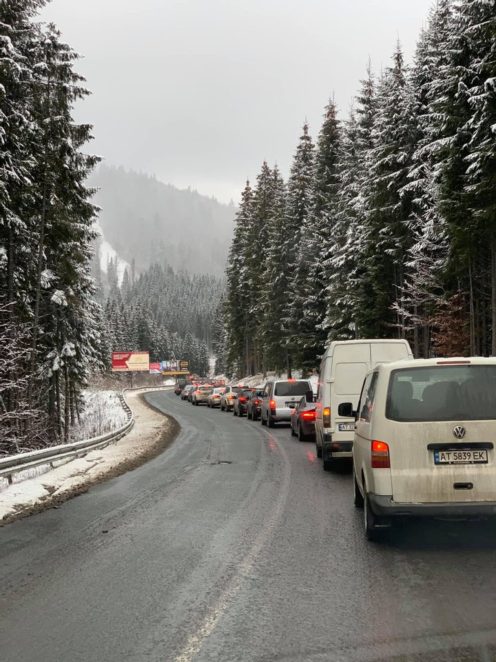 Очереди туристов на курорт Буковель: можно ли отдыхать в Карпатах во время локдауна
