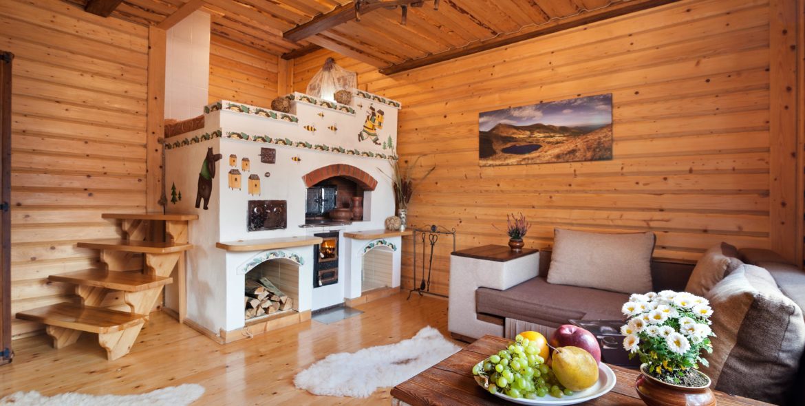 Подалі від міста та в оточенні гір: затишні котеджі в Карпатах для осіннього відпочинку