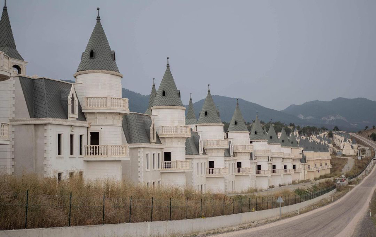 Сотни замков: заброшенный "город миллионеров" в Турции удивляет туристов