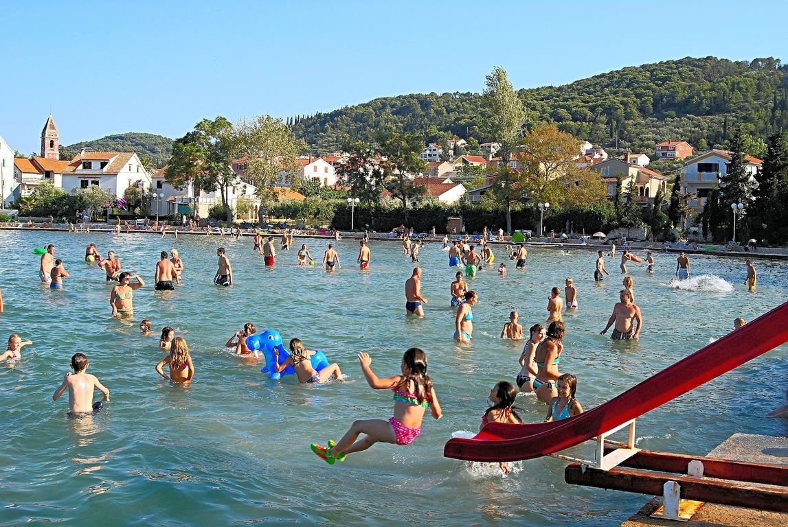 Белоснежный берег и роскошные отели: топ 10 самых красивых пляжей Черногории