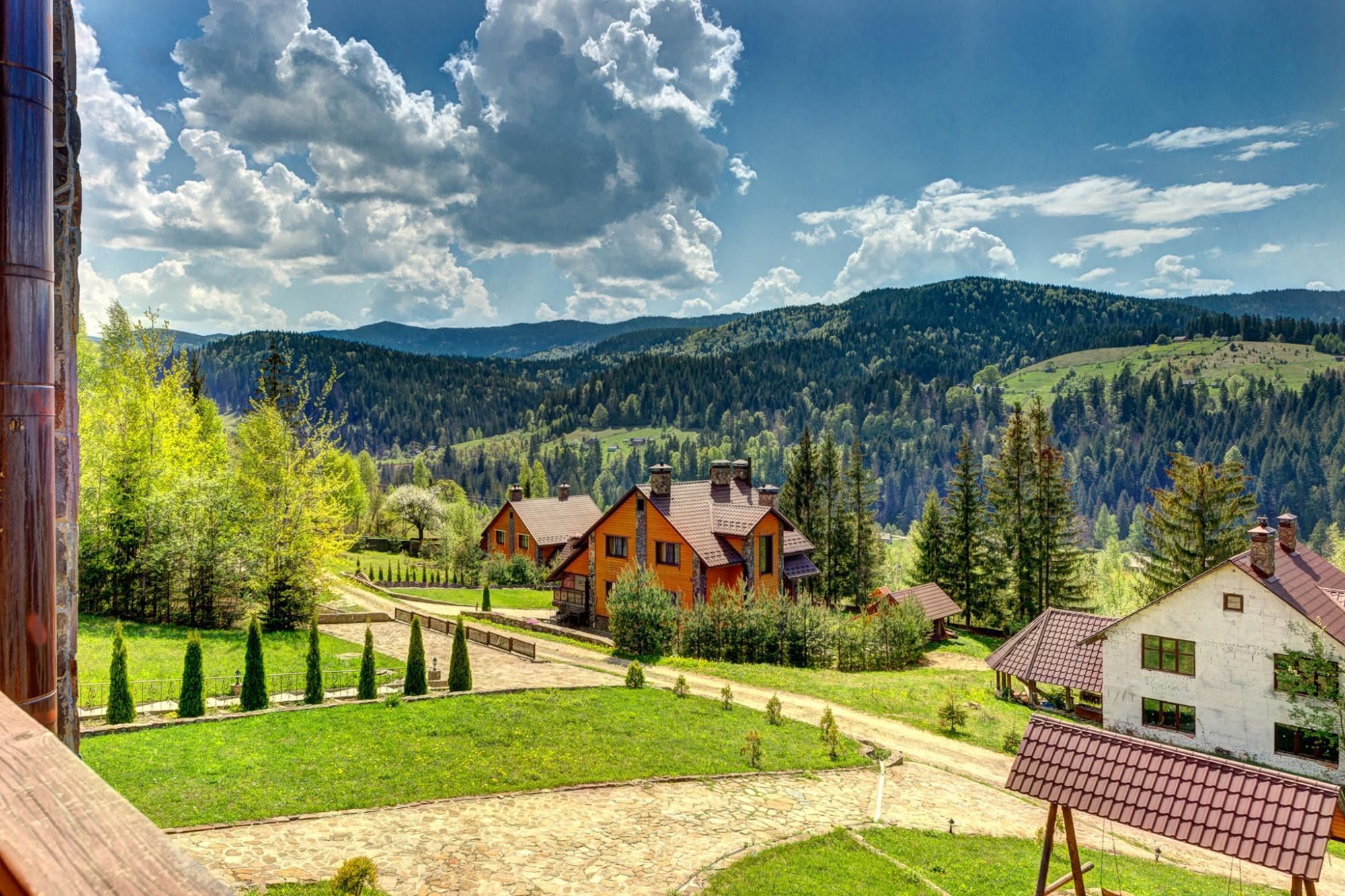 Подалі від міста та в оточенні гір: затишні котеджі в Карпатах для осіннього відпочинку