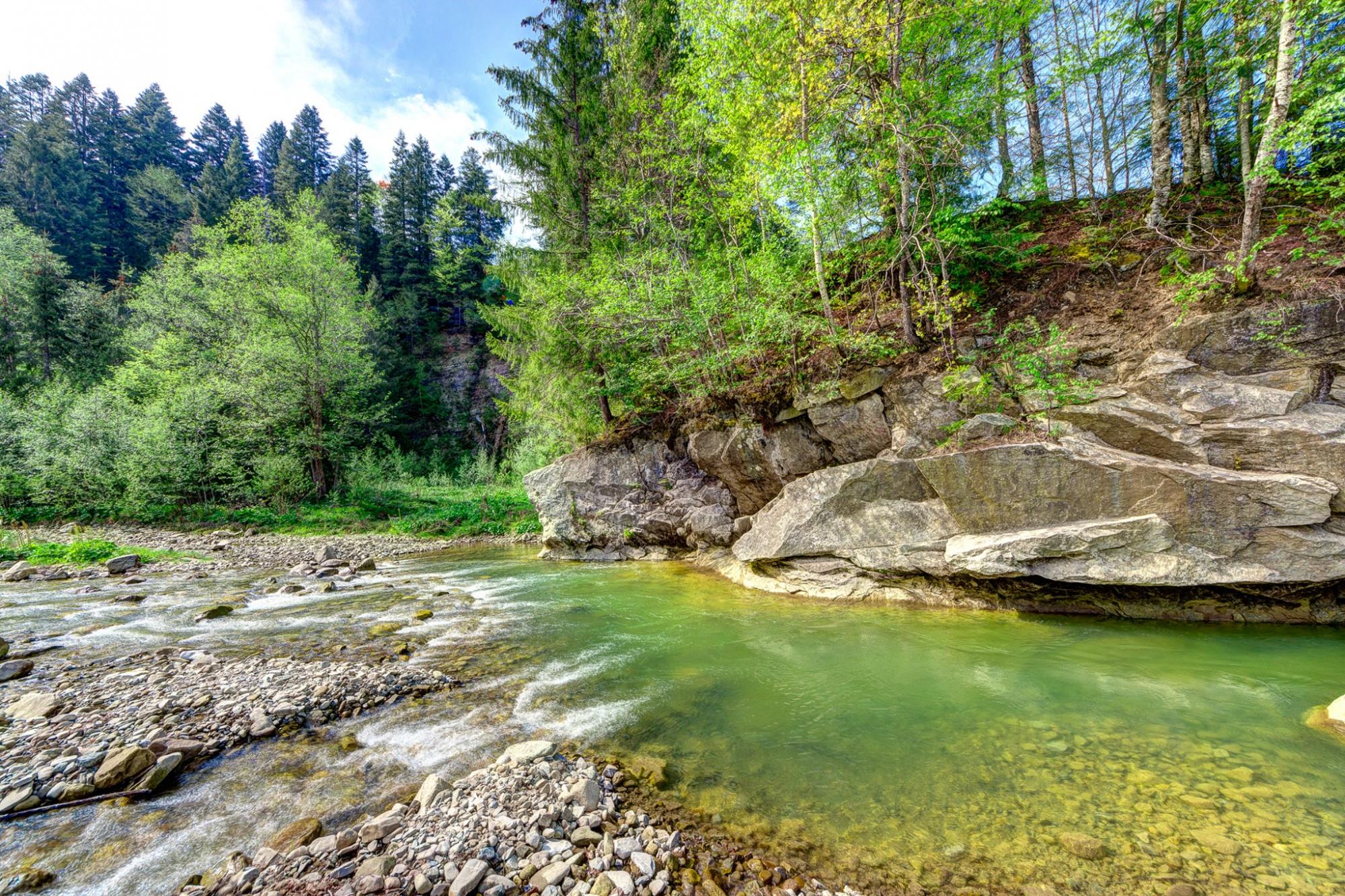 Подалі від міста та в оточенні гір: затишні котеджі в Карпатах для осіннього відпочинку