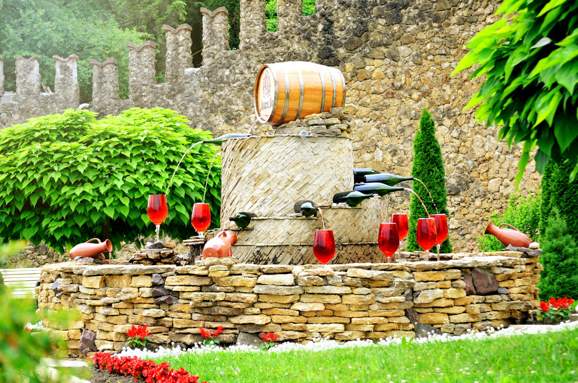 Середньовічні фортеці та дегустація вин: кращі локації для подорожі до Молдови влітку