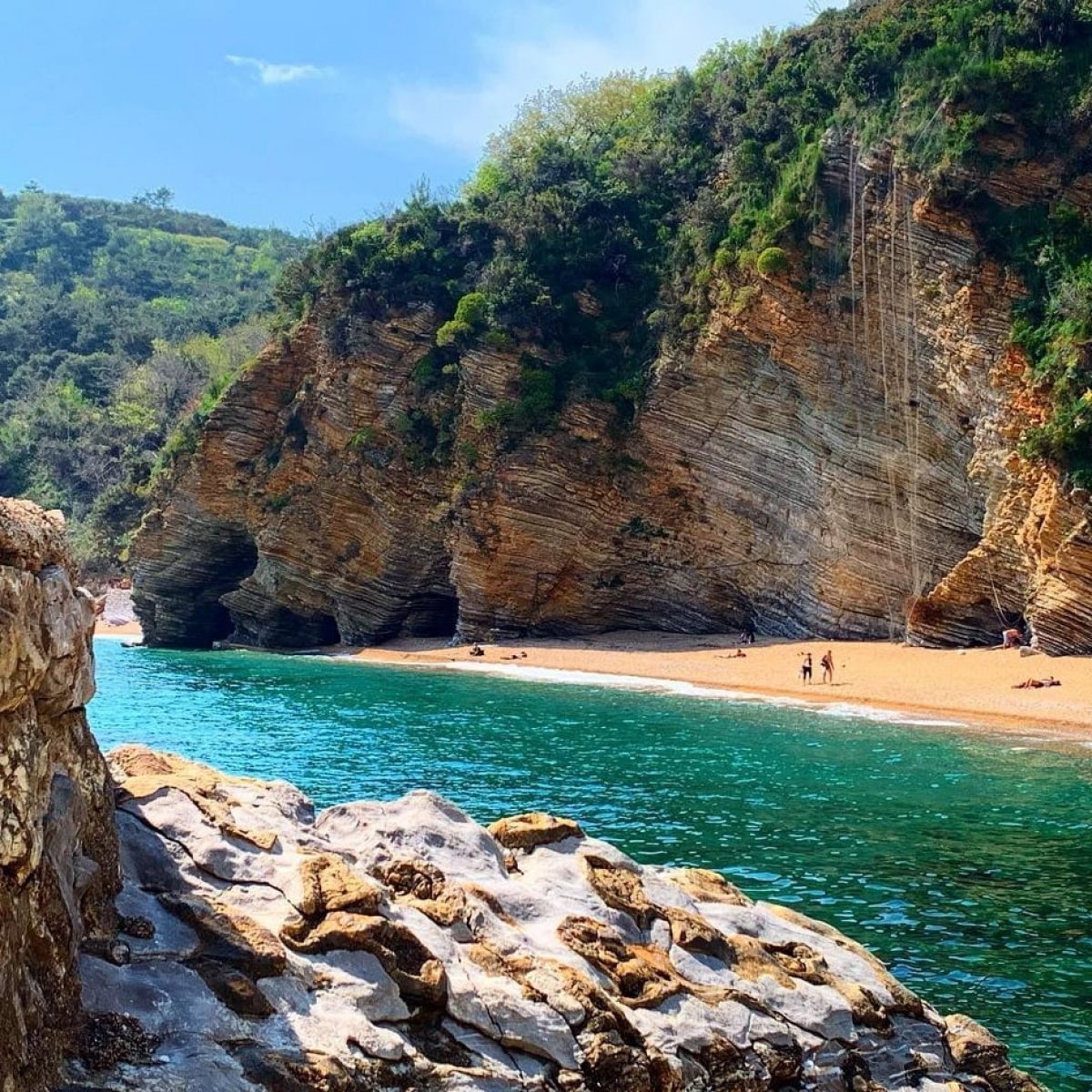 Белоснежный берег и роскошные отели: топ 10 самых красивых пляжей Черногории